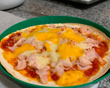 Foto del paso 3 de la receta: Pizza en masa de fajitas ¡ideal para hacer con los peques!