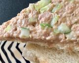 Foto langkah ke 5 dari resep Cold Tuna Mayo Sandwich untuk bekal anak sekolah.