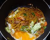 รูปขั้นตอนการทำที่ 6 ของ เส้นเหลืองผัดซีอิ๊วกุ้ง