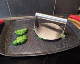 Foto del passaggio 1 della ricetta Smash broccoli, ricotta al limone con salmone affumicato 🥦🐟🍋