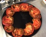 Une image de l'étape 1 de Salade de tomates tricolores à la mozzarella di buffala et ail triquetre séché.