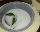 Foto langkah ke 3 dari resep Tumpeng mini nasi uduk simple magicom.