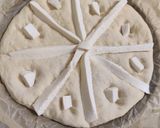 صورة لخطوة 3 من وصفة رغيف الجبن 🧀🍞