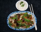 Foto del paso 4 de la receta: Hígado salteado con vainas de arvejas verdes y salsa teriyaki