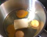 Scrambled eggs με creme fraiche και σχοινόπρασο φωτογραφία βήματος 2