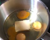 Φωτογραφία βήματος 2 της συνταγής Scrambled eggs με creme fraiche και σχοινόπρασο