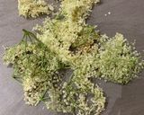 Foto langkah ke 1 dari resep Homemade elderflower sirup (sirup bunga rumahan).