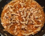 Szalonnás–gombás–vajbabos sertéstokány🥓🍄‍🟫🫘 recept fázis 5 fotója