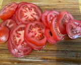 Une image de l'étape 2 de Salade composée de tomates et persil à la mozzarella di buffala et crème de balsamique.