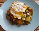 Foto del paso 7 de la receta: Patatas y champiñones al pesto con provolone y huevo frito