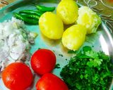 A picture of step 1 of Cauliflower and Potato Curry (Phool Gobhi Aloo ki Sabzi Recipe in Hindi).