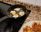 Foto del paso 5 de la receta: Nidos de patatas con gulas y huevos de codorniz