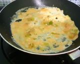 Foto langkah ke 3 dari resep Telur dadar isi sosis.