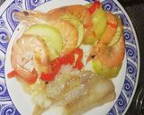 Foto del paso 1 de la receta: Pescado con gambas y verduras en Lekue