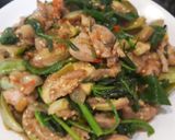 รูปขั้นตอนการทำที่ 5 ของ ไก่ผัดน้ำพริกปลาร้า ผักเชียงดา & ไชยา ริมรั้ว #upcycle no. 1