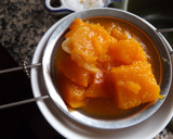 Foto del paso 2 de la receta: Crema de calabaza Hokkaido y cebolla blanca a las hierbas