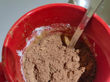 Brownie de chocolate con nueces en taza