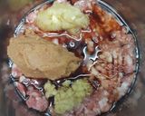 รูปขั้นตอนการทำที่ 1 ของ ข้าวหุงหมูสับทรงเครื่องโรยต้นหอมน้ำมันงา (ねぎラー油炊き込みご飯)
