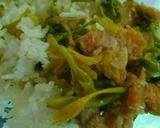 Foto langkah ke 4 dari resep Tumis Salmon Bunga Pepaya.