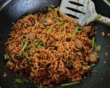 Foto langkah ke 4 dari resep Mie Tek Tek Goreng.