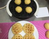 Hình bước làm 4 của món Bánh waffle (phiên bản bánh mì trứng muối nhân ruốc)