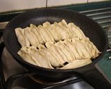 A picture of step 4 of Guotie (Pan-Fried Dumplings).
