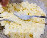 Hình bước làm 2 của món Vào bếp cùng con: bánh khoai tây bọc phô mai chiên (potato mochi) cho ngày mưa hoặc không