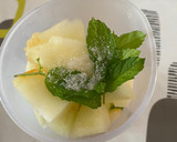 Foto del paso 2 de la receta: Vasitos de melón triturado con menta y taquitos de jamón 🍈
