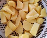 Hình bước làm 1 của món Canh khoai tây sườn non