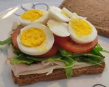 Foto del paso 1 de la receta Sándwich de centeno con pavo, queso, rúcula, tomate y huevo