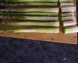 Foto del paso 2 de la receta: Espárragos verdes con vinagreta templada de tomate 🍅