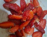 Foto langkah ke 2 dari resep Es Sirsak - Strawberry Merah Putih.
