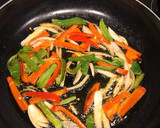 Foto del paso 1 de la receta: Pollo con pimientos y cebolla