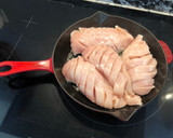 Foto del paso 1 de la receta: Gratinado de pollo en hasselback con tomates cherry