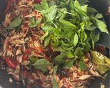 Foto langkah ke 2 dari resep Tongkol Suwir Balado Kemangi.