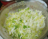 Foto del paso 7 de la receta: Ensalada mixta de col y cogollo con langostinos, palitos de cangrejo, piña y salsa rosa