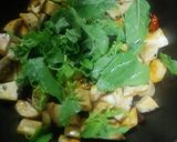 รูปขั้นตอนการทำที่ 2 ของ เห็ดออรินจิผัดกะเพราพริกแห้ง vegan,เจ