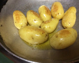 Foto del paso 2 de la receta: Mini patatas cocidas con piel a la vinagreta de ajo y perejil en microondas