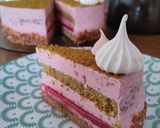 Pisztácia piskótás, eperhabos torta gluténmentesen recept fázis 12 fotója