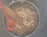 Une image de l'étape 7 de Pâtes complètes aux champignons et marrons.