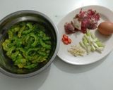 Foto langkah ke 2 dari resep Pare telur cah Sapi.