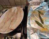 Foto del passaggio 1 della ricetta Nasello al cartoccio con uva, zenzero, limone e pepe di Sichuan