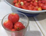 Foto langkah ke 1 dari resep Strawberry ice cream.