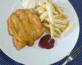 Foto del paso 2 de la receta: Pechuga de pollo apanado con papas fritas..