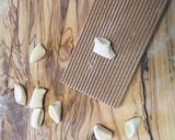 Foto del passaggio 2 della ricetta Cavatelli con broccoli, alici, peperoncino e pane fritto