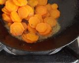கேரட் மிளகு பொரியல்(carrot pepper poriyal recipe in tamil) ரெசிபி ஸ்டேப் 3 புகைப்படம்