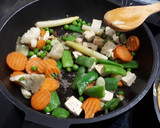 Foto del paso 3 de la receta: Tofu salteado con menestra de verduras