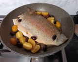 Foto del passaggio 2 della ricetta Filetto di trota salmonata con pomodorini e olive taggiasche
