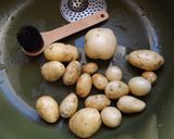 Foto del paso 1 de la receta Patatas nuevas, fritas en aceite de pistacho, al laurel y al romero