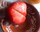 Foto del paso 3 de la receta Macedonia de fresas en zumo de naranja, con sal y sin azúcar. Fuerza contra el virus!!